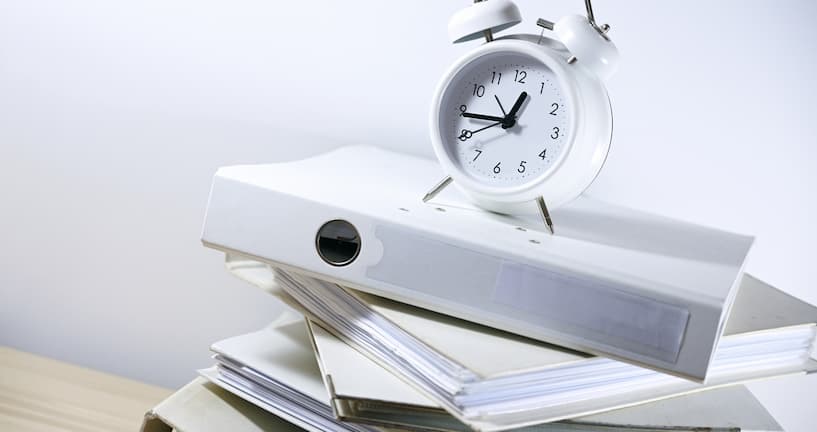 Wecker steht auf Akten